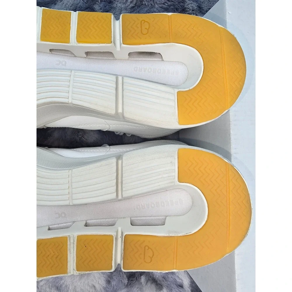 On The Roger Clubhouse Mid White Sand Sneakers Womens 9